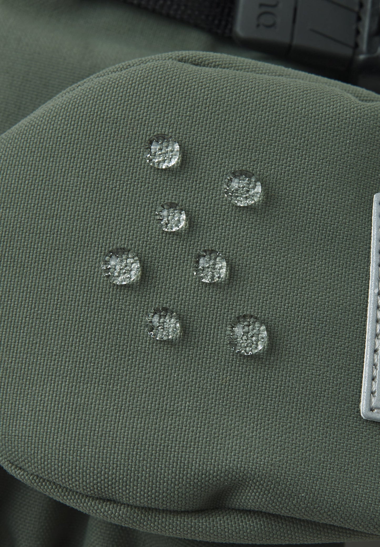 Barn vattentäta skalvantar Askare